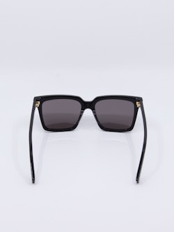 Klassisk svart solbrille med rektangulær fasong