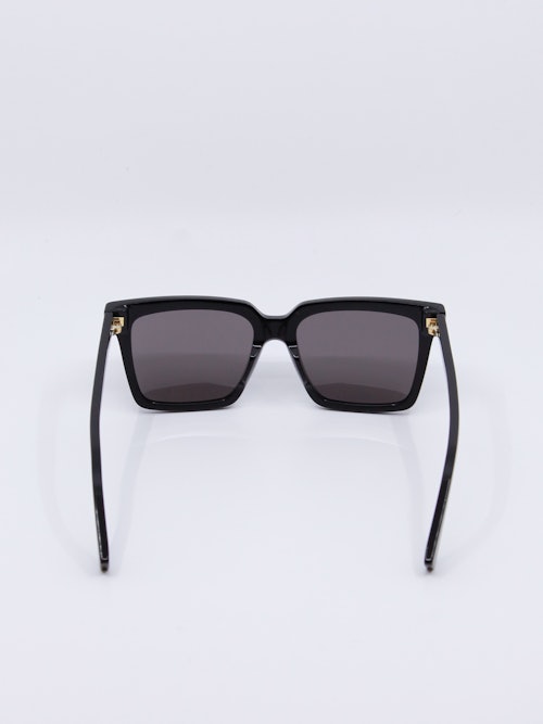 Klassisk svart solbrille med rektangulær fasong