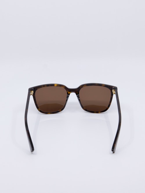 Klassisk, brun solbrille med rektangulær fasong