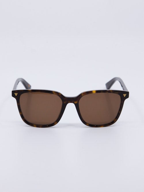 Klassisk, brun solbrille med rektangulær fasong