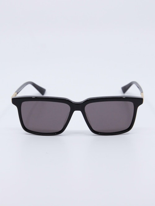 Klassisk svart solbrille med rektaungulær fasong