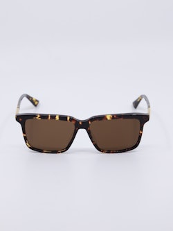 Klassisk solbrille i spettet brun med rektaungulær fasong