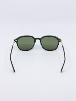 Svart solbrille med grønne solbrilleglass