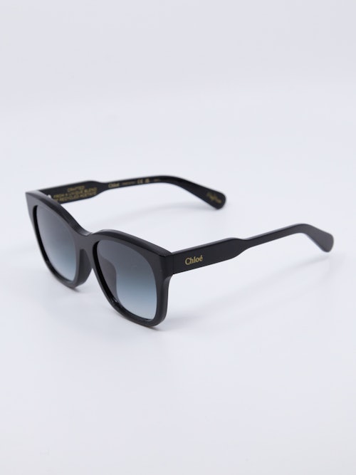 Klassisk svart solbrille med graderte solbrilleglass