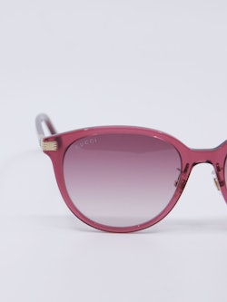 Rund og rosa solbrille med rosa graderte solbrilleglass