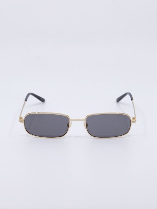 Smal solbrille med ramme i gull og grå solbrilleglass