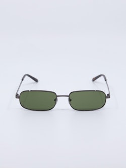 Smal solbrille i svart med grønne solbrilleglass