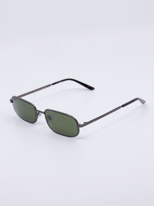 Smal solbrille i svart med grønne solbrilleglass
