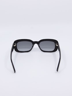 Klassisk, svart solbrille med rektangulær fasong