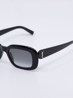 Klassisk, svart solbrille med rektangulær fasong