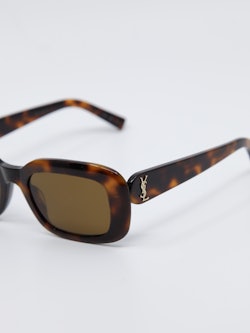Brun solbrille med rektangulær fasong