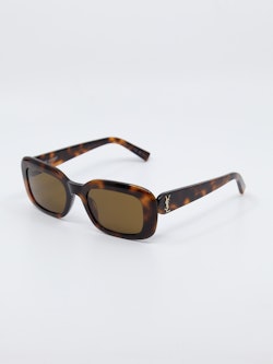 Brun solbrille med rektangulær fasong