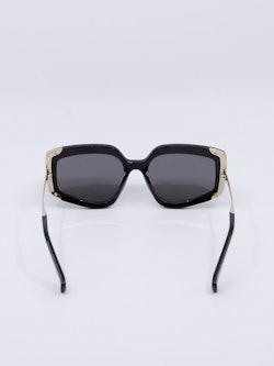 Elegant solbrille i svart med metallstenger