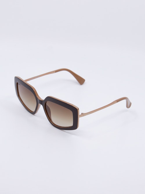 Elegant solbrille i brunfarger med graderte, brune solbrilleglass