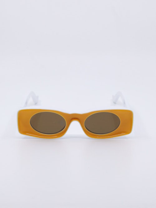 Oransje og hvit solbrille med en rektangulær fasong