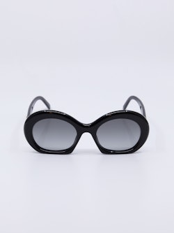 Rund solbrille i svart med graderte, grå solbrilleglass