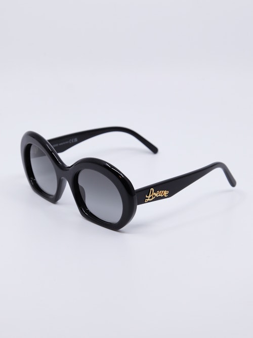 Rund solbrille i svart med graderte, grå solbrilleglass