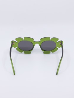 Grønn solbrille med blomster-fasong