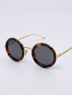 Rund solbrille i brun med brillestenger og neseputer i gull