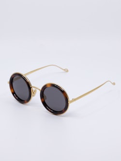 Rund solbrille i brun med brillestenger og neseputer i gull