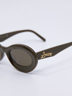 Oval solbrille med avrundet cateye fasong