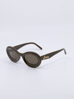 Oval solbrille med avrundet cateye fasong