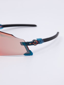 Sportsbrille med røde glass og svarte brilelstenger