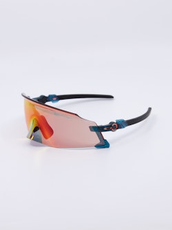 Sportsbrille med røde glass og svarte brilelstenger