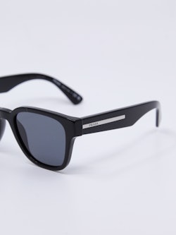 Solbrille i svart med klassisk rektangulær fasong.
