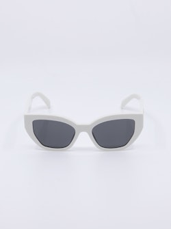 Hvit cateye solbrille med mørke solbrilleglass