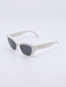 Hvit cateye solbrille med mørke solbrilleglass