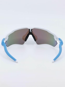 Hvit og blå sportsbrille fra Oakley