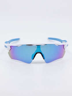 Hvit og blå sportsbrille fra Oakley