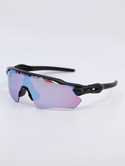 Oakley sportsbrille i lillatoner og rødlig farge