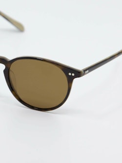 Solbrille med brun ramme og brune glass