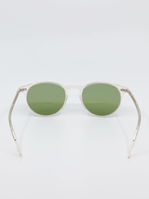 Solbrille med transparent ramme og grønne glass