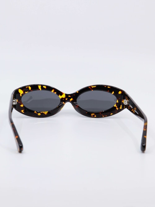 Avrundet solbrille med svak cat-eye