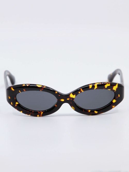 Avrundet solbrille med svak cat-eye