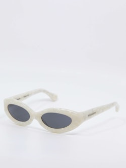 Avrundet solbrille i hvit med svak cat-eye