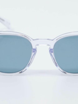 Solbrille med transparent ramme og blå glass