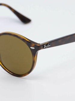 Rund solbrille i havana, med brune glass