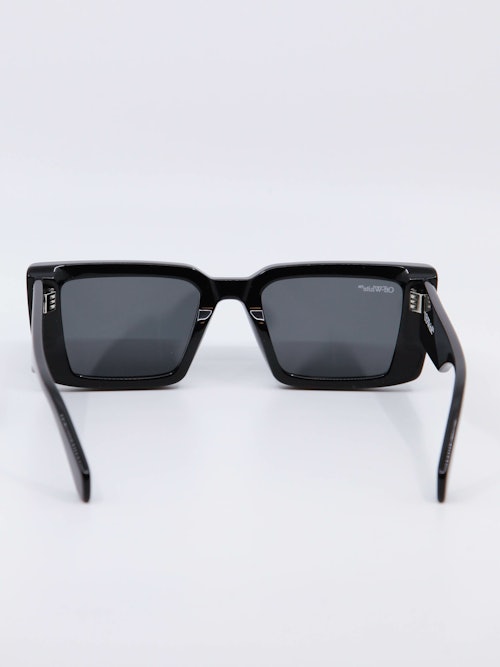 Svart solbrille med rektangulær fasong