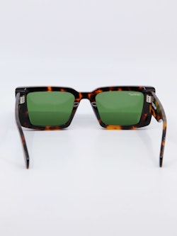 Solbrille med brun ramme og grønne glass