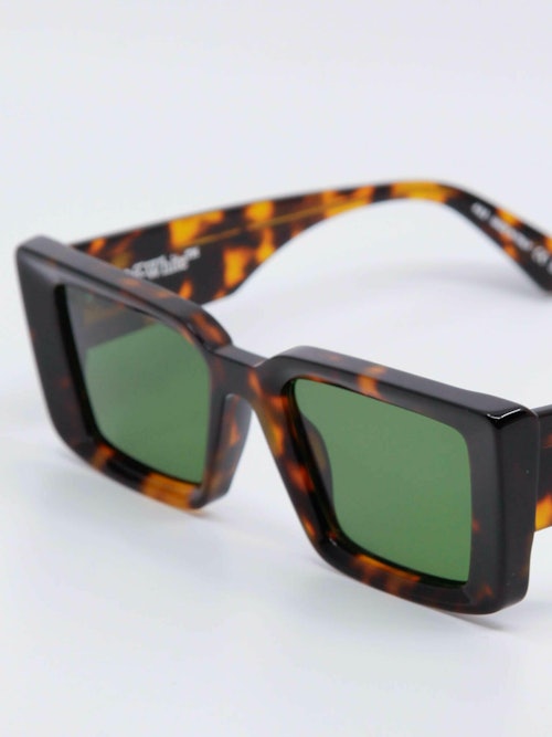 Solbrille med brun ramme og grønne glass