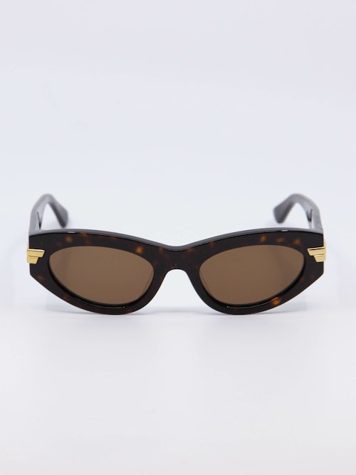 Brun solbrille med svak cateye