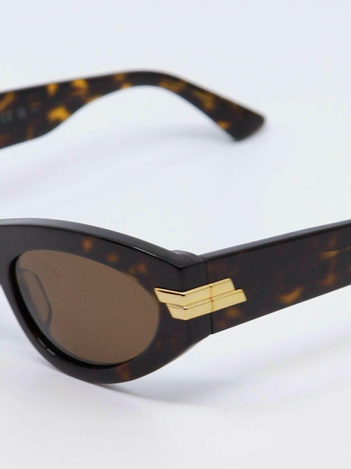 Brun solbrille med svak cateye