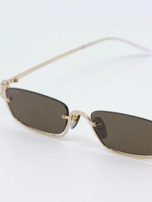 Smal metallsolbrille med gulldetaljer