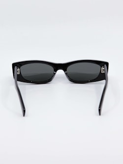 Smal og sort solbrille med strass, bilde bakfra