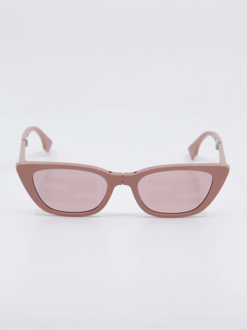 Rosa solbrille med svak cateye, bilde forfra