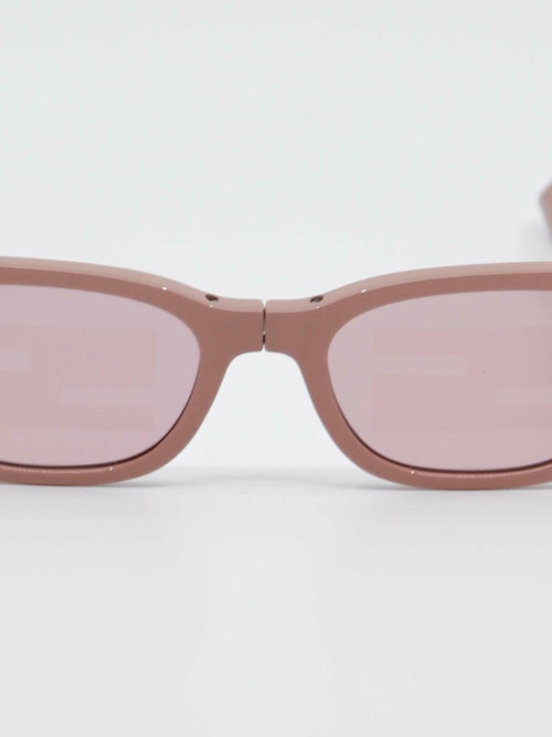 Rosa solbrille med svak cateye, nærbilde